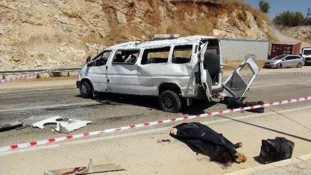 Suriyelileri Taşıyan Minibüs Devrildi: 1 Ölü, 15 Yaralı