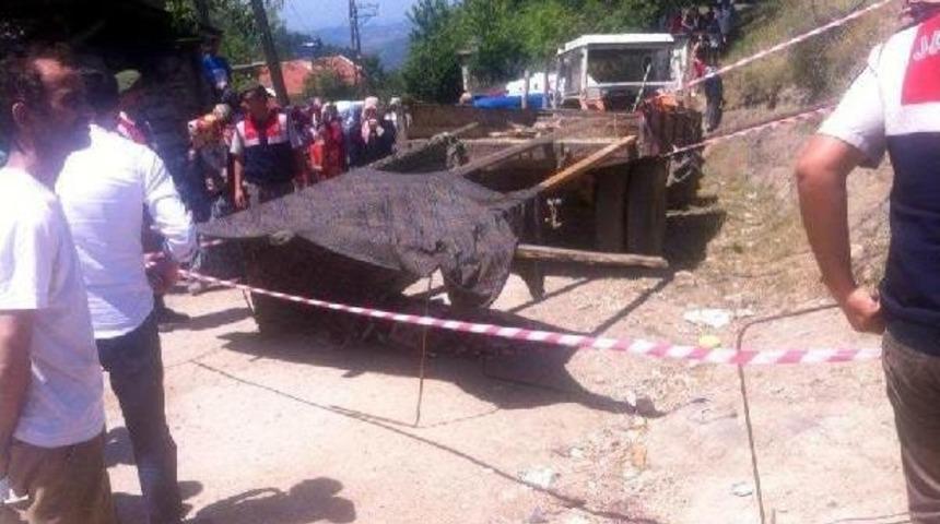 Trakt&ouml;rden D&uuml;şen Kadın &Ouml;ld&uuml;, Oğlu Yaralandı