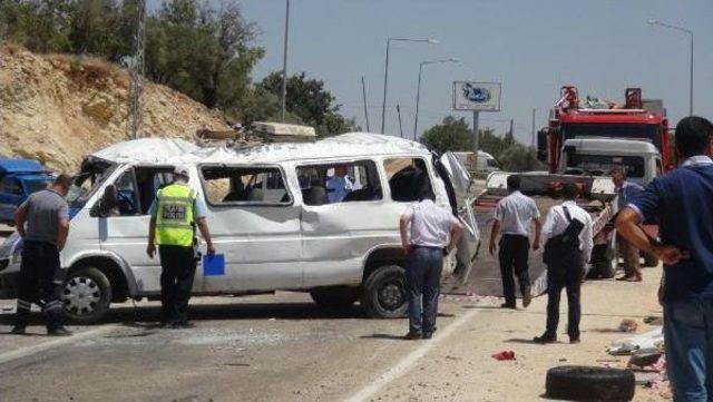 Suriyelileri Taşıyan Minibüs Kaza Yaptı: 1 Ölü, 15 Yaralı