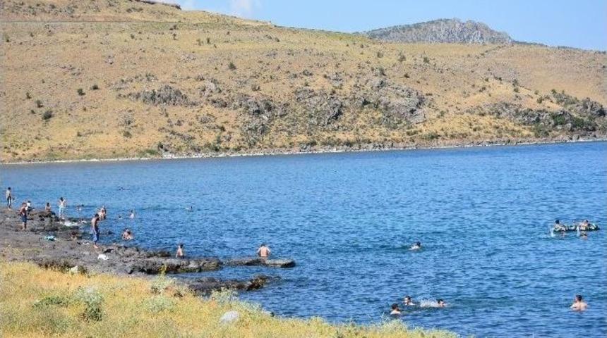 Sıcaktan Bunalan Vatandaşlar Van G&ouml;l&uuml;&rsquo;ne Akın Ediyor