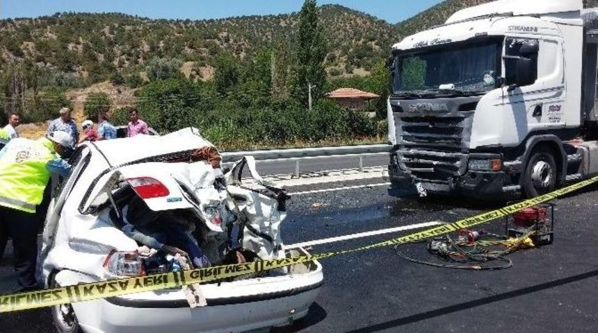 Otomobil Tır&rsquo;a &Ccedil;arptı: 2 &Ouml;l&uuml;, 1 Yaralı