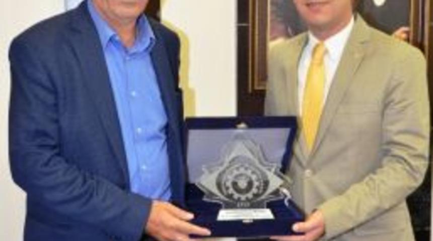 Başkan Y&uuml;celik&rsquo;ten, Kaymakam Taşolar&rsquo;a Plaket
