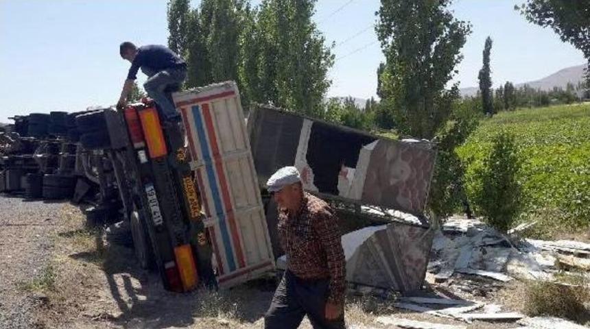 Tır Devrildi, 10 Bin Tavuk Telef Oldu