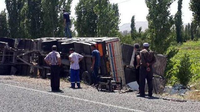 Tır Devrildi, 10 Bin Tavuk Telef Oldu