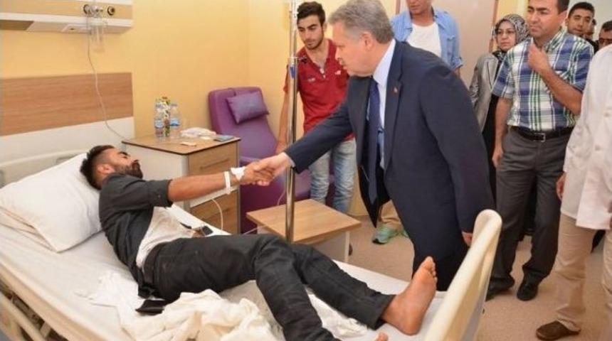 Vali Kahraman, Trafik Kazasında Yaralananları Ziyaret Etti