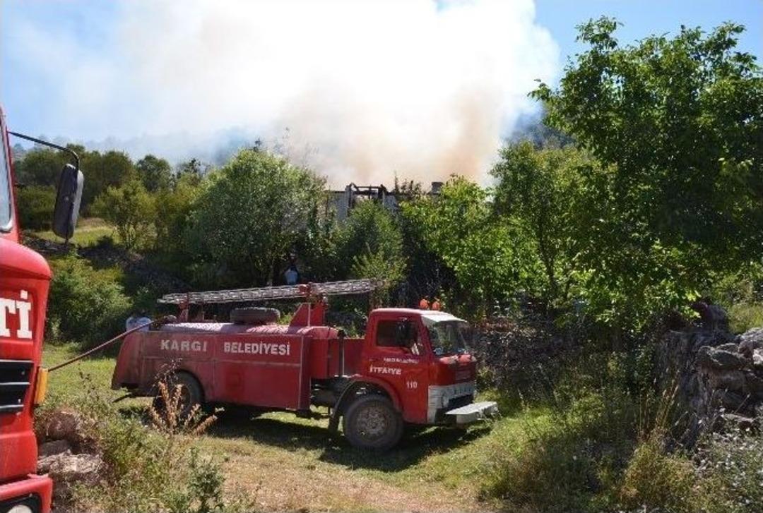 Kargı&rsquo;da Yangın: 2 Katlı Ahşap Ev K&uuml;l Oldu