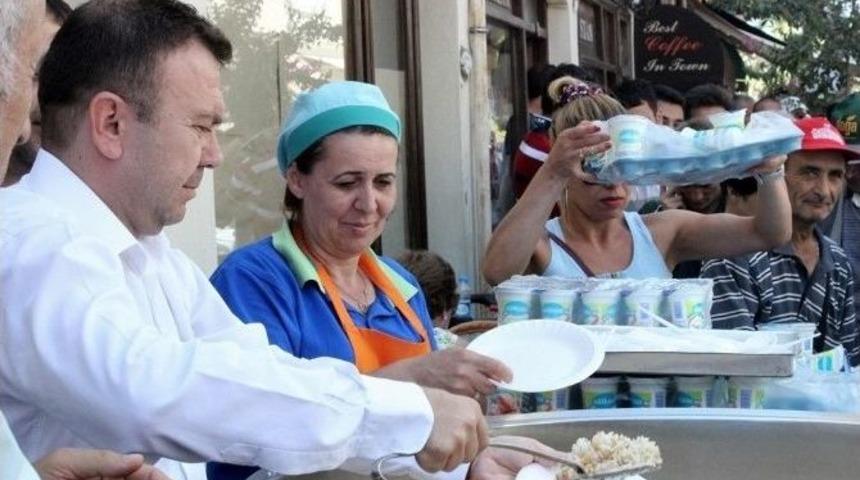 &Ccedil;anakkale Ak Parti Teşkilatı Tarafından Şehitler İ&ccedil;in 4 Camide Pilav Dağıtıldı