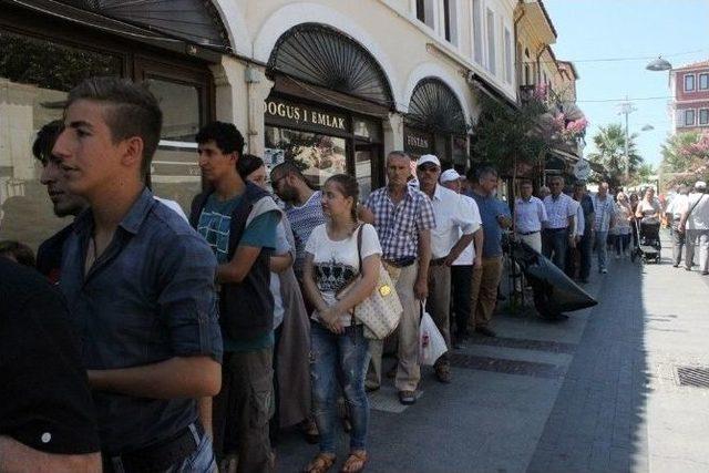 &Ccedil;anakkale Ak Parti Teşkilatı Tarafından Şehitler İ&ccedil;in 4 Camide Pilav Dağıtıldı 1