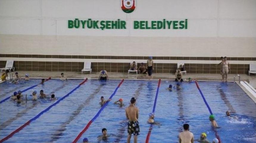 G&uuml;nde 7 Bin Kişi B&uuml;y&uuml;kşehir Belediyesi&rsquo;nin Havuzunda Y&uuml;z&uuml;yor