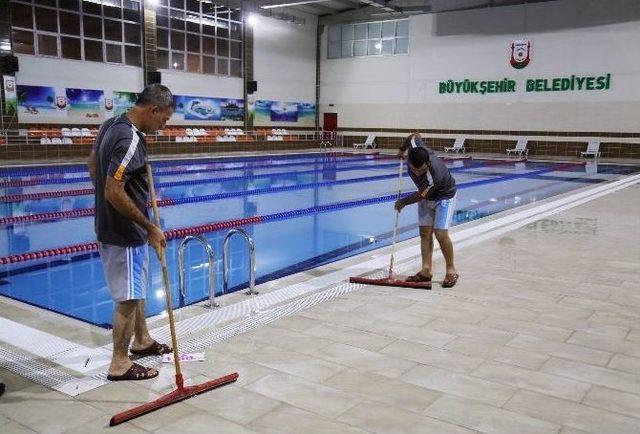 Günde 7 Bin Kişi Büyükşehir Belediyesi’nin Havuzunda Yüzüyor