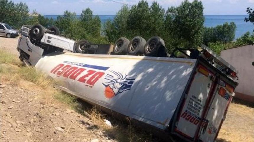 Şarampole Yuvarlanan Tır'ın Dorsesi Yandı