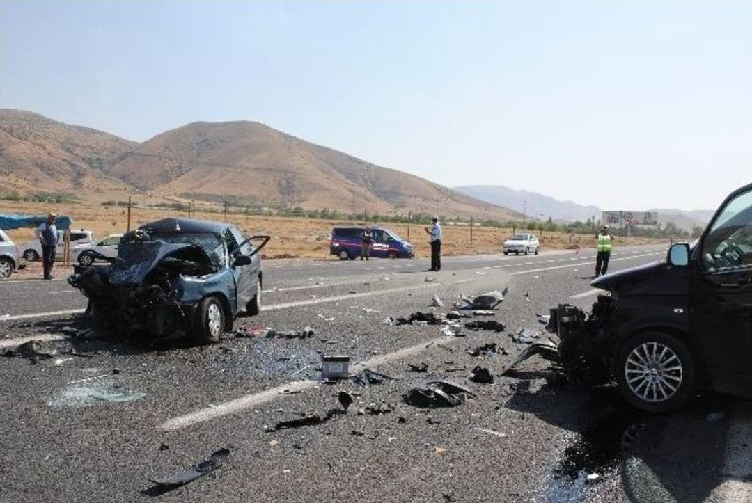 Elazığ&rsquo;da Trafik Kazası: 3 &Ouml;l&uuml;, 2 Yaralı