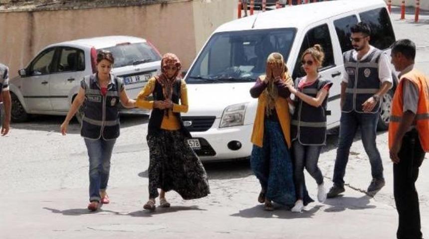 'canlı Bomba' Diye Ihbar Edilen Halk Otob&uuml;s&uuml;ndeki Kadınlar, Hırsızlıktan G&ouml;zaltına Alındı