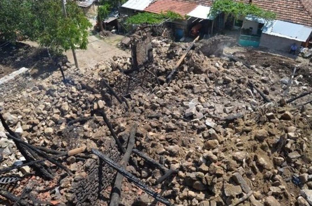 Selendi&rsquo;de Yangının Ardından &Ccedil;alışmalar Başladı