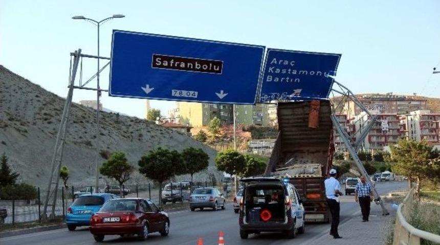 Açılan Damper Yön Tabelalarına Takıldı