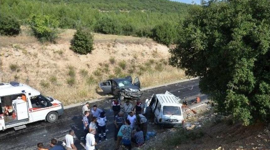 Denizli&rsquo;de Trafik Kazası: 3 &Ouml;l&uuml;, 6 Yaralı