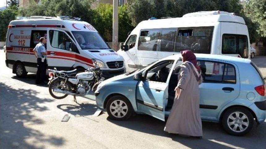 Motosiklet İle Otomobil &Ccedil;arpıştı: 2 Yaralı