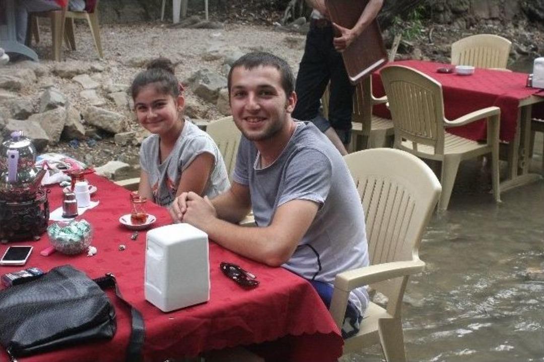 Sıcaktan Bunalan Bursalılar Caylarını Derenin İ&ccedil;inde İ&ccedil;iyorlar