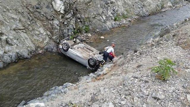 Zonguldak’ta Otomobil Dereye Uçtu