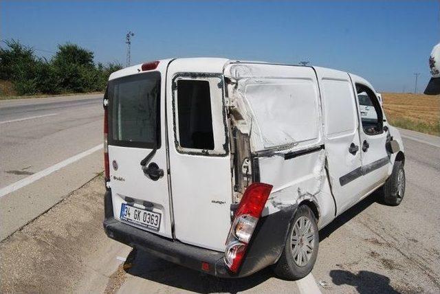 Tekirdağ’da Hafif Ticari Araç Takla Attı: 2 Yaralı