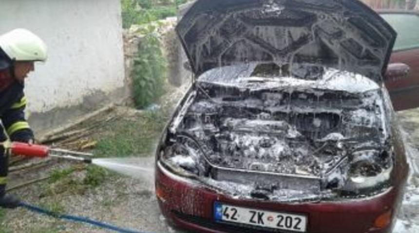 Beyşehir&rsquo;de Park Halindeki Otomobilde Yangın