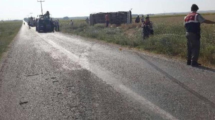 Tarım Iş&ccedil;ilerini Taşıyan Midib&uuml;s Devrildi: 3 &Ouml;l&uuml;, 30 Yaralı