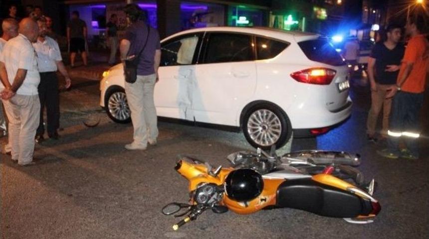 Motosiklet Otomobile &Ccedil;arptı, S&uuml;r&uuml;c&uuml; Ve Arkadaşı Yaralandı