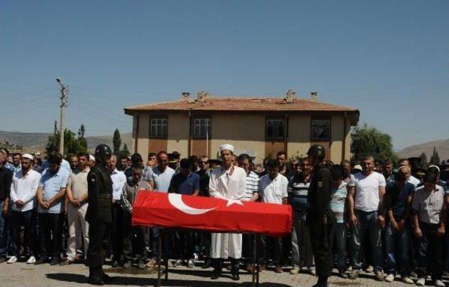 İzinde Başından Vurularak Öldürülen Asker Toprağa Verildi