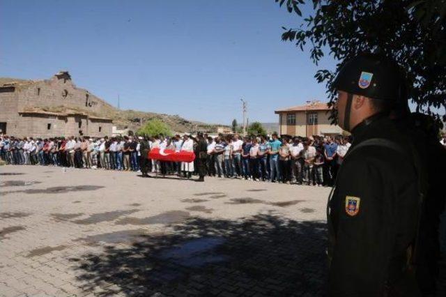 İzinde Başından Vurularak Öldürülen Asker Toprağa Verildi