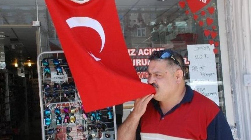 Esnaf, Ter&ouml;re Karşı Bayrak A&ccedil;tı