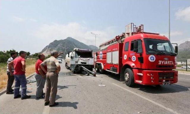 Midibüse Arkadan Çarpan Tankerin Motoru Alev Aldı