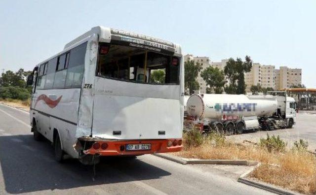 Midibüse Arkadan Çarpan Tankerin Motoru Alev Aldı