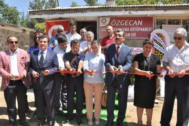 Elazığ'da Özgecan Adına Kütüphane Ve Yaşam Evi Açıldı