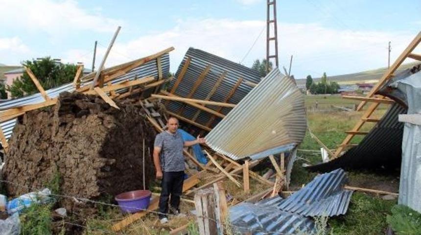 Ardahan'da Hortum Evin &Ccedil;atısını U&ccedil;urdu