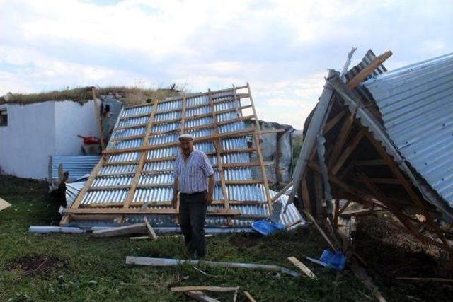 Ardahan'da Hortum Evin Çatısını Uçurdu