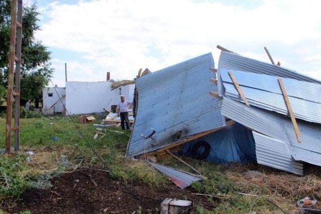 Ardahan'da Hortum Evin Çatısını Uçurdu