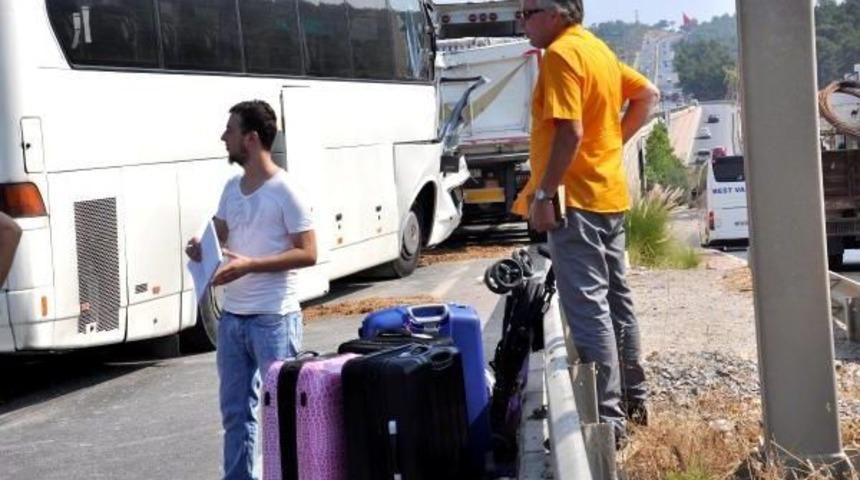 Tur Otob&uuml;s&uuml; Tır'a Arkadan &Ccedil;arptı: 9 Yaralı