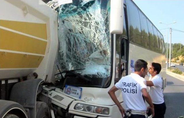 Tur Otobüsü Tır'a Arkadan Çarptı: 9 Yaralı