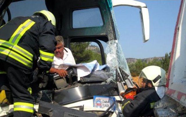 Tur Otobüsü Tır'a Arkadan Çarptı: 9 Yaralı