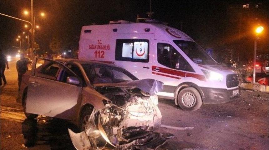 Sakarya&rsquo;da İki Otomobil Kafa Kafaya &Ccedil;arpıştı: 3 Yaralı