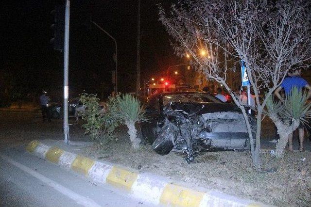 Sakarya’da İki Otomobil Kafa Kafaya Çarpıştı: 3 Yaralı