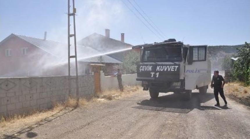 İtfaiye Yetersiz Kalınca, Yangına Toma M&uuml;dahale Etti