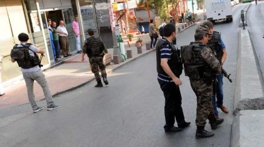 Okmeydanı'nda Polise Ateş A&ccedil;ıldı : 3'&uuml; Polis 4 Yaralı - (2) Yeniden
