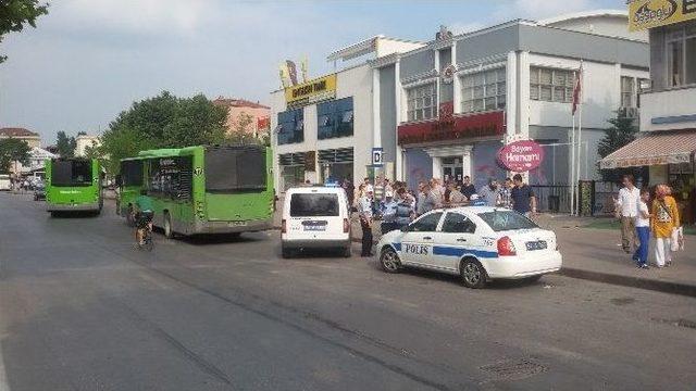 Belediye Otobüsü Yayaya Çarptı: 1 Yaralı