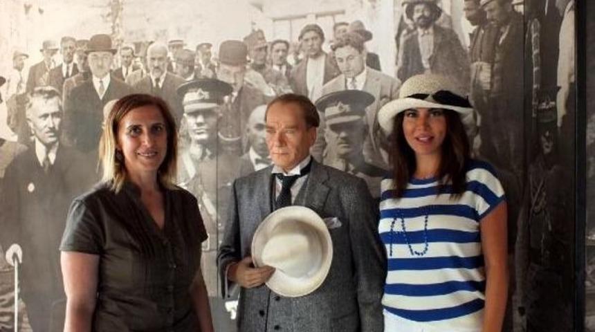 Ebru Yaşar, Atat&uuml;rk'&uuml;n Balmumu Heykeline Hayran Kaldı