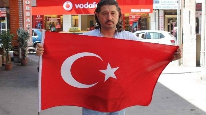 Şehit Polisler İ&ccedil;in Tek Kişilik &lsquo;t&uuml;rk Bayraklı&rsquo; Saygı Duruşu