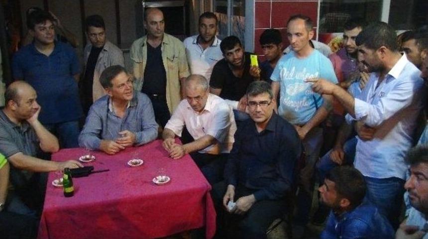 Emniyet M&uuml;d&uuml;r&uuml;, Olaylı Semtte Bu Kez Oturup Vatandaşlarla &Ccedil;ay İ&ccedil;ti