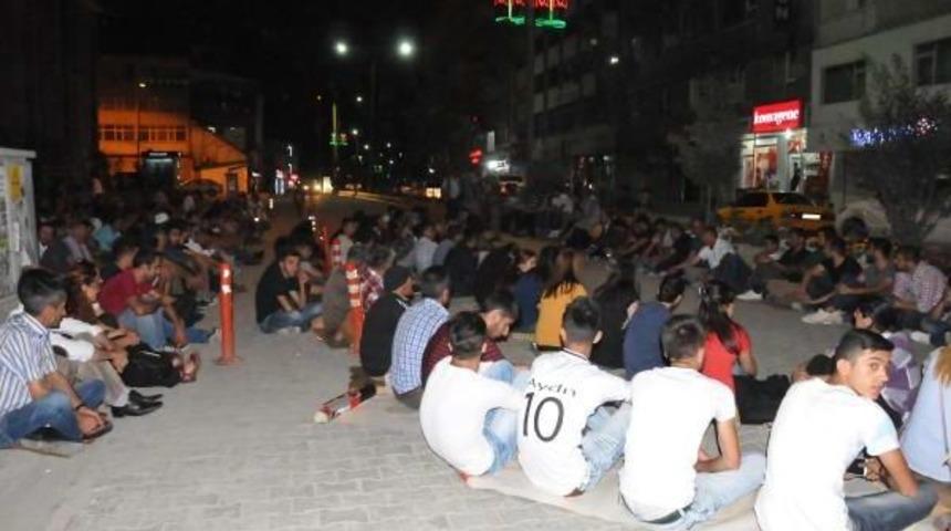 Pkk Kamplarının Bombalanması Hakkari'de Protesto Edildi