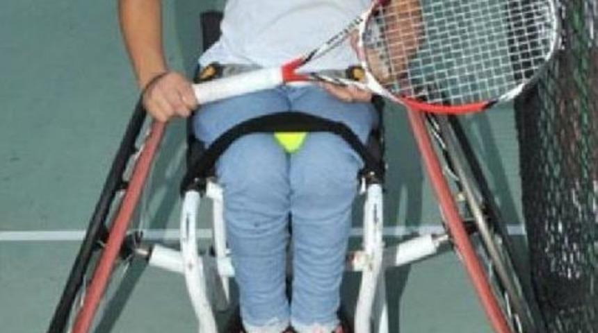 Evden &Ccedil;ıkamazdı Şimdi D&uuml;nya Kortlarını Dolaşıyor