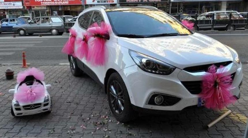Hediye Ak&uuml;l&uuml; Arabayı S&uuml;sletti